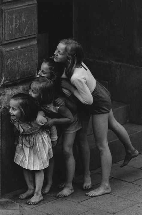 Captivating Black-and-White Photographs Strikingly Capture 1950s Stockholm - My Modern Met Robert Doisneau, Black And White Photograph, 웃긴 사진, Black White Photos, 인물 사진, Bw Photo, Black And White Photographs, Vintage Photographs, Vintage Photography