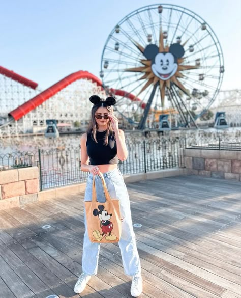 Hongkong Disneyland Outfit, Disney Winter Outfits, Disneyland Outfit Winter, Disney Fashion Outfits, Disney Park Outfit, Disney Poses, Disney Outfits Women, Theme Park Outfits, Disney Themed Outfits