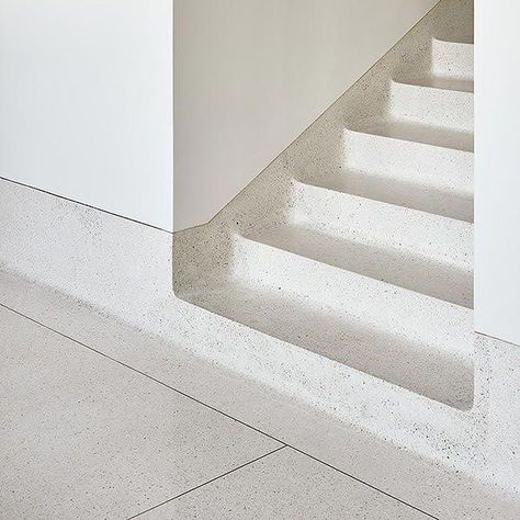 Terrazzo Stairs, Interior Staircase, Escalier Design, Stair Handrail, Staircase Railings, Foyer Decorating, Lan Can, Interior Stairs, Modern Staircase