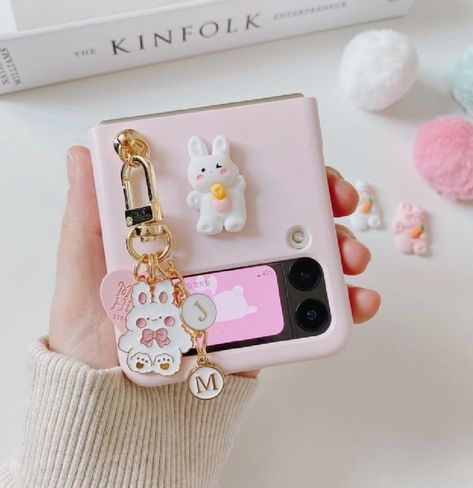 Zflip4 Case, Samsung Z Flip 3 Case, Capas Samsung, Initial Keychain, Kawaii School Supplies, Samsung Z Flip, Kawaii Phone Case, Pretty Phone Cases, Kawaii Accessories