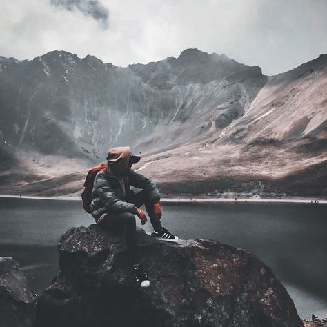 Hiking Outfit Men, Dope Jackets, Travel Pictures Poses, Portrait Photos, Pictures Poses, Snowy Mountains, Guy Pictures, Hiking Outfit, Poses For Men