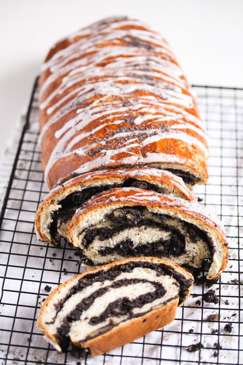 The Polish poppy seed roll or Makowiec is a traditional Easter or Christmas treat in Polish homes. Filled with poppy seeds, nuts, and dried fruit, this roll is perfect with a cup of tea or coffee. #whereismyspoon #polishpoppyseedroll #polishroll #poppyseedcake #poppyseedroll #polishcakes #polishrecipe #easterbakes #polisheaster #makowiecrecipe #polishmakowiec Polish Poppy Seed Roll Recipe, Poppyseed Roll Recipe, Poppy Seed Rolls, Poppy Seed Roll, Blueberry Pie Bars, Nuts And Dried Fruit, Poppy Seed Filling, Nut Roll, Polish Desserts