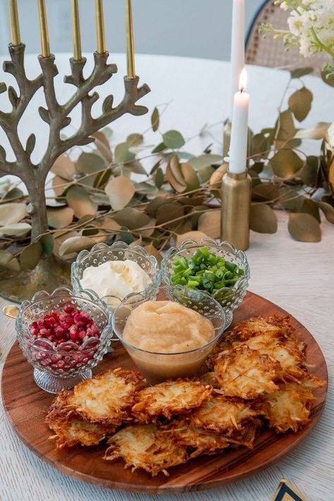 Hanukkah For Christians, Hanukkah Food Ideas, Hannakah Theme Food, Channukah Aesthetic, Hannukah Decorations Aesthetic, Hanukkah Party, Hanukkah Aesthetic, Chrismukkah Party, Hanukkah Party Food