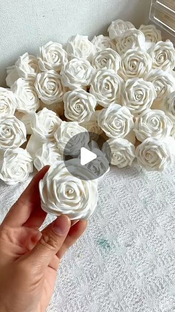 How To Make Rose, Fleurs Diy, Flower Decorations Diy, Diy Toilet, Paper Flower Decor, Diy Roses, Paper Flower Bouquet, Paper Making, Diy Bouquet