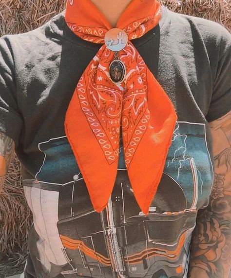 Country Bandana Hairstyles, Bandana Western Outfit, How To Wear Bandana, Cowboy Vibes, Cowboy Bandana, Western Scarf, Bandana Outfit, Rhinestone Cowgirl, Desert Fox