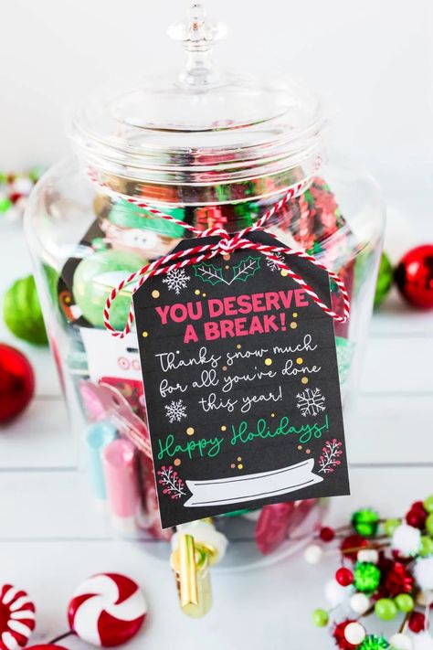 This Christmas Teacher Basket is the best DIY Christmas teacher gift idea! Grab our free Christmas Teacher gift tag printables now. #Christmasgifts #TeacherGifts #ChristmasTeacherGift #GiftBaskets Teacher Gift Jar Ideas, Teacher Gifts In A Jar, Christmas Gift Basket Ideas For Teachers, Christmas Gift For Teachers Diy, Christmas Teacher Appreciation Gifts, Christmas Gift Basket For Teachers, Teacher To Teacher Gifts Christmas, Diy Teacher Christmas Gifts Cricut, Teacher Co Worker Gift Ideas