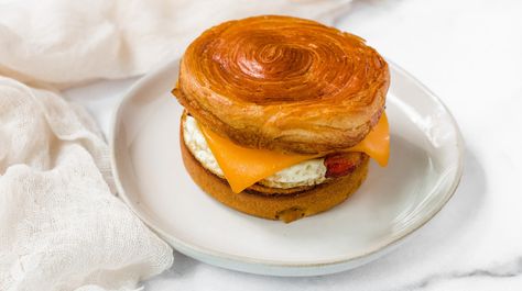 Now, you can experience Starbucks breakfast without ever changing out of your pajamas, thanks to this copycat Double-Smoked Bacon, Cheddar & Egg Sandwich recipe Starbucks Breakfast Sandwich, Starbucks Sandwiches, Smoked Bacon Recipes, Bacon And Egg Sandwich, Starbucks Breakfast, Egg Sandwich Recipe, Breakfast Sandwich Recipes, Copycat Starbucks, Bacon Sandwich