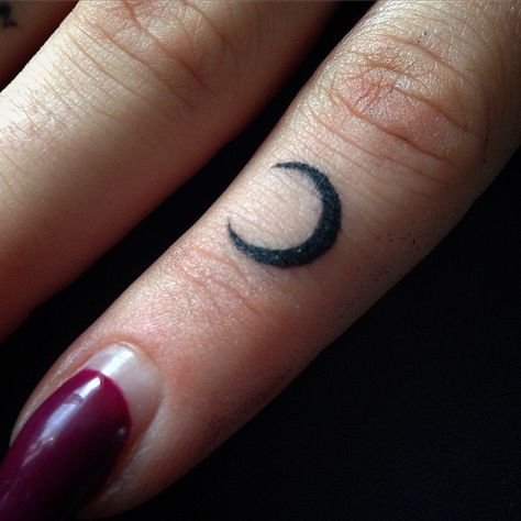 Micro crescent moon tattoo on the finger Tattoo Moon, Finger Tattoo For Women, Crescent Moon Tattoo, Finger Tattoo Designs, Neck Tattoos, Diy Tattoo, Design Tattoo, Symbolic Tattoos, Trendy Tattoos