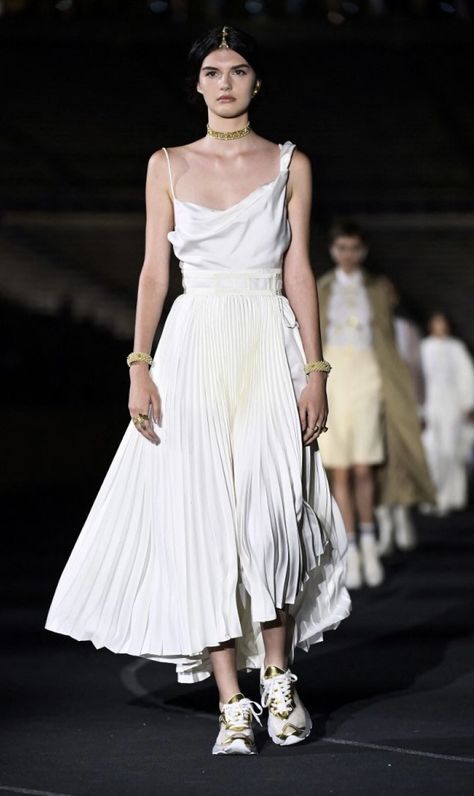 Greek Fashion Modern, Dolce Gabbana 2022, Greek Style Dress, Christian Dior 2022, Vogue Aesthetic, Dior 2022, Feminine Minimalist, Dior Cruise, Dior Fashion Show