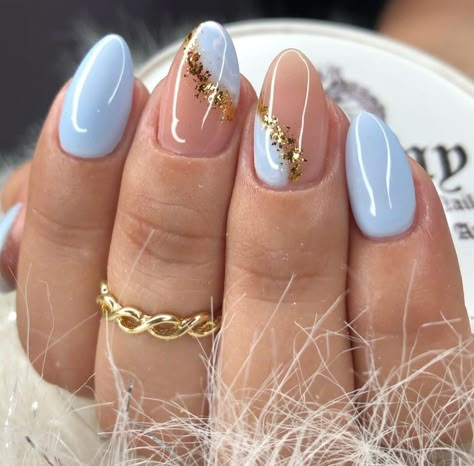 Light Pastel Blue Nails, Dusty Blue And Gold Nails, Light Blue Disney Nails, Light Blue Gold Nails, Almonte Nails, Light Blue Nails With Design Almond, Blue Gel Nails Designs, Nail Art Simple Blue, Baby Boy Shower Nails