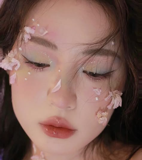 Douyin Flower Makeup, Lotus Flower Makeup, Cherry Blossom Makeup Look, Flower Petal Makeup, Flower Make Up, Pink Flower Makeup, Fairy Makeup Aesthetic, Flower Makeup Looks, Cherry Blossom Makeup