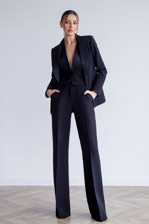 Womens Tuxedo, Pant Suits For Women, Women In Suits, Costume Noir, Woman Suit, Tuxedo Women, Women's Suits, Woman Suit Fashion, Power Suit