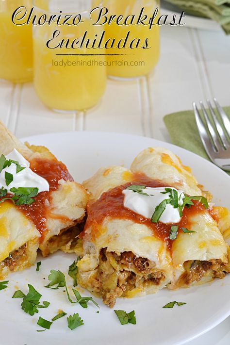 These enchiladas are stuffed full of delicious Mexican flavors, like chorizo (of course), chiles, olives, cilantro and cheese (just to name a few)! Breakfast Casserole Chorizo, Enchiladas Easy, Chorizo Breakfast, Breakfast Enchiladas, Mexican Flavors, Ideas For Breakfast, Healthy Breakfast Muffins, Breakfast Lovers, Brunch Recipe