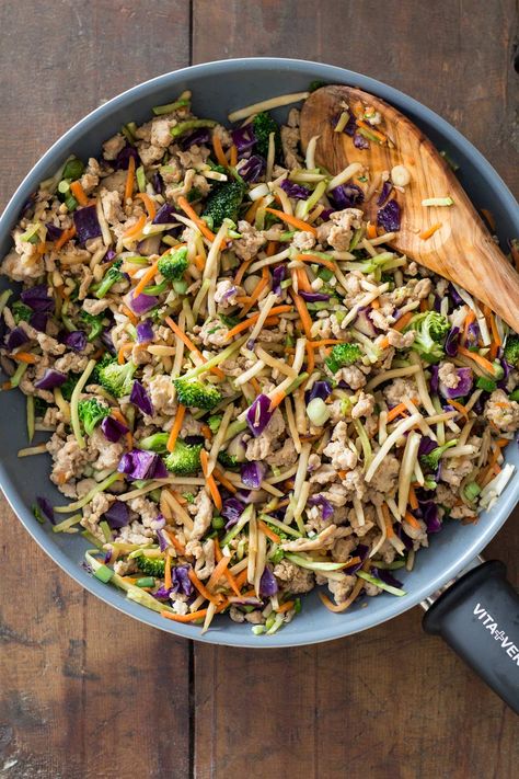 10 minutes for the most amazing Low-Carb Stir-Fry. Ground chicken, a rainbow of veggies, delicious asian flavors and a pan is all you need. Slaw Stir Fry, Healthy Ground Chicken Recipes, Chicken Recipes Low Carb, Healthy Ground Chicken, Ground Chicken Recipes Healthy, Broccoli Slaw Recipes, Rainbow Salad, Stir Fry Recipes Chicken, Broiled Chicken