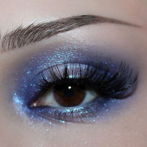 Eye Grunge, Makeup Look Blue, Navy Makeup, Red Eyeliner Makeup, Halo Eyeshadow, Ball Makeup, Prom Eye Makeup, Eye Makeup Steps, Eye Makeup Designs