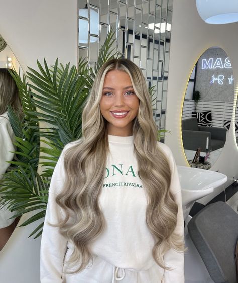 Rooted Platinum Blonde Hair, Dark Root Light Ends, Long Blonde Hair Dark Roots, Bronde Haircolor Cool Tone, Bronde Haircolor Blondes, Low Maintenance Blonde Hair For Brunettes, Winter Hair Color Ideas For Blondes, Blonde With Dark Lowlights, Long Hair Down Styles