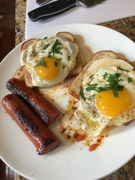 Cute Egg Breakfast, Egg Inside Toast, Eggs And Toast Aesthetic, Eggs Aesthetic Food, Eggs On Toast Breakfast Ideas, Toast And Eggs Breakfast, Eggs And Toast Breakfast Ideas, Sunny Side Up, Sausage And Eggs Breakfast