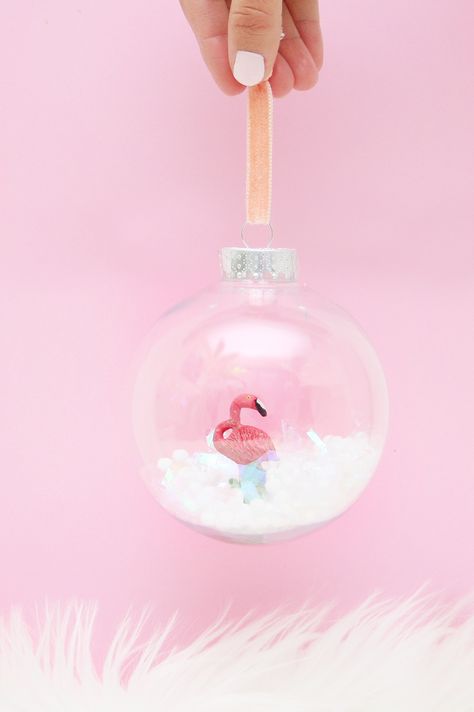 Follow this tutorial to make your own adorable DIY flamingo snow globe ornament because your Christmas tree needs a little pinik! Diy Flamingo, Snow Globe Ornament, Flamingo Craft, Flamingo Ornament, Ornaments Homemade, Fun Ornaments, Unique Christmas Ornaments, Fabulous Diy, Tropical Christmas