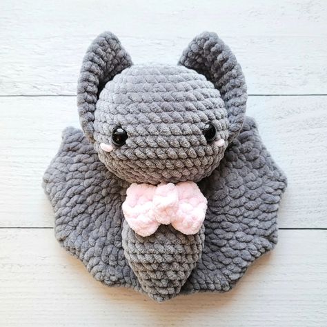 Amigurumi Bat Free Pattern - Amigurumi Crochet Plushies For Beginners, Chunky Yarn Crochet Pattern, Amigurumi Bat, Penguin Amigurumi, Crochet Stuffies, Crochet Beginner, Crochet Bat, Crochet Plushies, Bunny Amigurumi