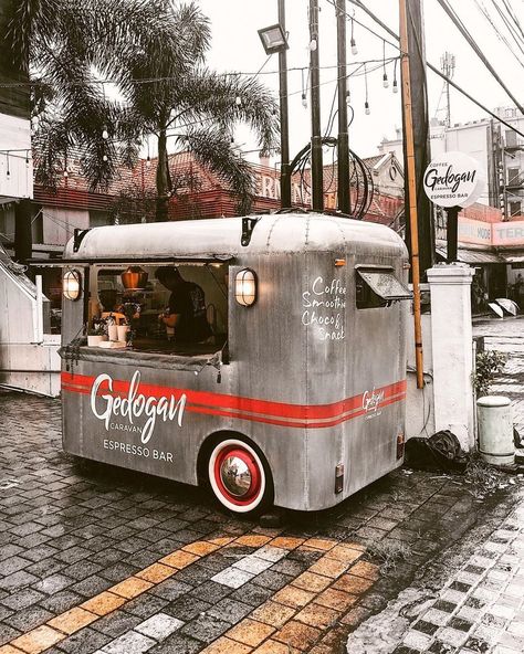 Coffee Food Truck, Pizza Food Truck, To Go Coffee, Pizza Truck, Retro Trailer, Coffee Inspiration, T3 Vw, Mobile Coffee Shop, Coffee Trailer