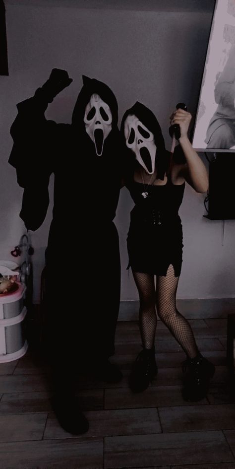 Best Friend Halloween Costumes For 2 Scary, Scream Costume Duo, Duo Costumes Scary, Duo Halloween Costumes Bff Hot, Partner Photos, Fantasia Diy, Ghostface Aesthetic, Scream Halloween Costume, Partner Costumes