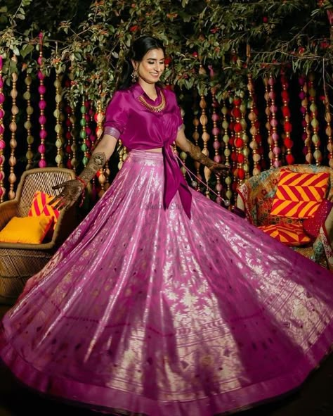 Mehandi Outfits, Simple Lehenga, Mehendi Outfits, Wedding Lehenga Designs, Lehenga Designs Simple, Half Saree Designs, Long Dress Design, Red Lehenga, Indian Bridal Outfits