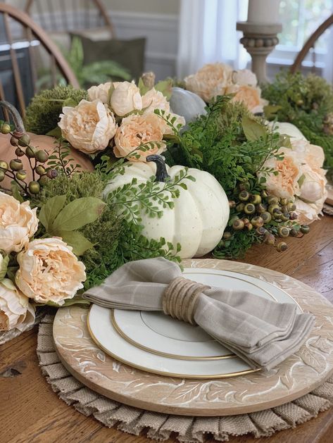 Chic Thanksgiving Decor, Thanksgiving Table Settings Centerpieces, Fall Tablescape Ideas, Thanksgiving Decorations Diy Table, Thanksgiving Table Settings Diy, Thanksgiving Table Ideas, Simple Thanksgiving Table Decor, Thanksgiving Table Settings Simple, Simple Thanksgiving Table