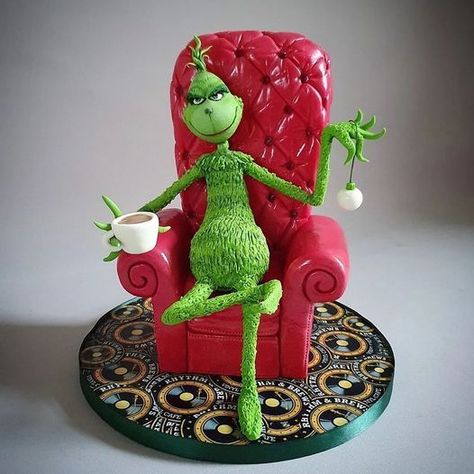 Barbie Dress Cake, Grinch Drawing, Grinch Cake, Realistic Cakes, Grinch Party, Christmas Cake Designs, Grinch Christmas Decorations, Xmas Cake, Fondant Figures