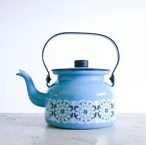 Retro Teapot, Cute Teapot, Enamel Teapot, Tableware Design, Tea Packaging, Teapots And Cups, Tea Pots Vintage, How To Make Tea, Vintage Dishes