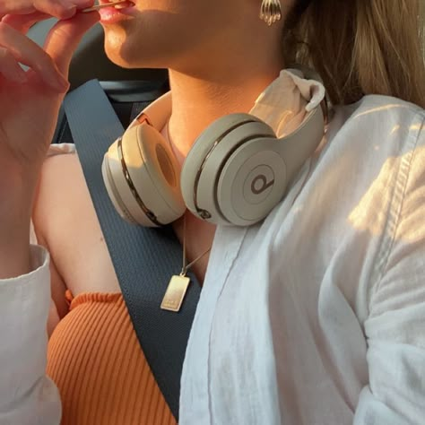 Over Head Headphones Aesthetic, Beats Over Ear Headphones, B Headphones, Workout Headphones Aesthetic, Headphones Beats Aesthetic, Over The Head Headphones Aesthetic, Beats Headphones Aesthetic Outfit, Headphones Astethic, Headphones Aesthetic Beats