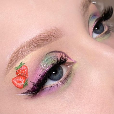 Strawberry Eye Makeup, Strawberry Makeup Look, Fairy Eye Makeup, Artistic Eyeshadow, Liner Ideas, Strawberry Makeup, Fairy Eyes, Eyeshadow Designs, Eyeliner Ideas