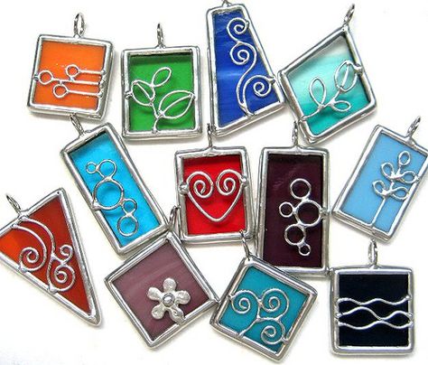 https://flic.kr/p/7Lzcd9 | small stained glass pendants | clearing more small scrap glass... Mosaic Stained, Making Stained Glass, Bijoux Fil Aluminium, Stained Glass Ornaments, Stained Glass Jewelry, Stained Glass Christmas, Stained Glass Diy, Stained Glass Crafts, Stained Glass Designs