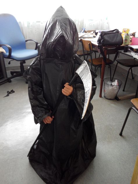 Grim reaper costume. Made from trash bags. Scythe made from newspapers, duct tape, cardboard and foil. Diy Grim Reaper Costume, Diy Grim Reaper, Diy Halloween Room, Mens Halloween Costumes Diy, Trash Bag Dress, Diy Adult Halloween Costumes, Diy Dragon Costume, Boys Halloween Costumes Diy, Grim Reaper Costume