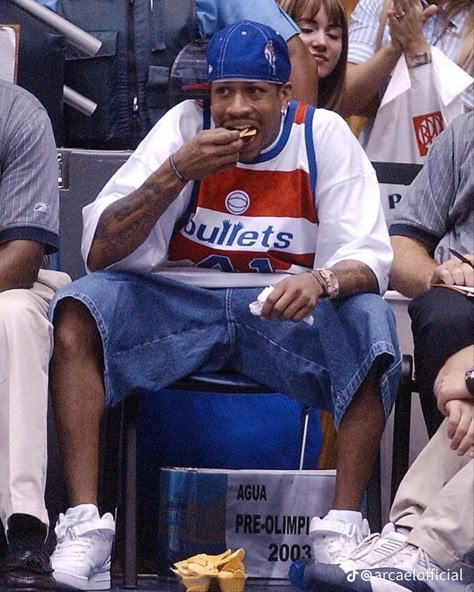 Nba Jersey Outfit, 2000s Fashion Men, Basketball Jersey Outfit, Looks Hip Hop, Park Outfit, Estilo Cholo, Hip Hop Classics, Nba Game, 90s Fashion Men