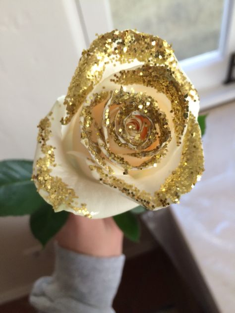 Glitter dipped roses for New Years. Mix Elmers all purpose glue w/ water dip flower and then dip into gold glitter and let dry Glitter Dried Flowers, Dry White Rose, Yellow Glitter Roses, Gold Glitrer Vase Wedding, Golden Birthday Parties, Gold Glitter Heart, Glitter Flowers, Glitter Dipped, Golden Birthday