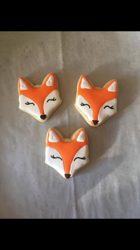 Fowl Recipes, Royal Icing Sugar Cookies, Icing Sugar Cookies, Chocolate Shapes, Royal Icing Sugar, Fox Birthday, Decorated Cookies Tutorial, Fox Hunt, Graduation Cookies