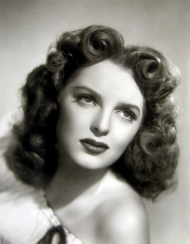 Bride's Hairstyle, 1940's Hair, 40s Mode, Vintage Hairstyle, 40s Hairstyles, Julie London, 1940s Woman, 1940s Hairstyles, Vintage Versace