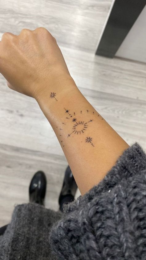 See the 16 beautiful and delicate tattoos #tatuagemfeminina #tattoos #tatuagemdeleao #ideiasparatatuagens #tatuagensfemininas #tatuagensmasculinas #tattoo,#armtattoo,#womentattoos #armsworkout,#bicepworkoutmen,#Tricepsworkout,#backandshoulderworkout,#bicepsworkout,#pushpullworkoutroutine,#beachbodyworkou,,#morningworkoutroutine,#abdominalex#tatuajes,#tatuajesconhermanos,#tatuajesoriginales,#familia Small Girly Tattoos, Small Finger Tattoos, Cool Wrist Tattoos, Delicate Tattoo, Greek Tattoos, Back Tattoo Women, Wrist Tattoo, Dainty Tattoos, Girly Tattoos