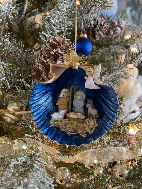 Seashell Christmas Ornaments, Beach Christmas Decorations, Seashell Christmas, Beach Christmas Ornaments, Oyster Shell Crafts, Seashell Projects, Christmas Decorations Diy Crafts, Christmas Arts And Crafts, Shell Crafts Diy