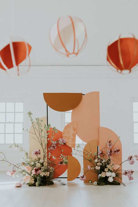 Asian Themed Wedding, Wedding Altar Decor, Asian Wedding Inspiration, Ruangan Studio, Asian Wedding Decor, Orange Wedding Themes, Asian Inspired Wedding, Wedding Altar, Burnt Orange Weddings