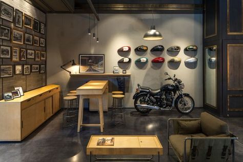 A holistic store which showcases bikes, accessories and interaction spaces manifests as a store as well as an experience centre for the brand. The store is zoned according to the motorcycles on displa Loft Floor Plans, Loft Flooring, Modern Industrial Interior, Motorcycle Garage, Showroom Interior Design, Industrial Livingroom, Cafe Racer Bikes, Burger Bar, New Delhi India