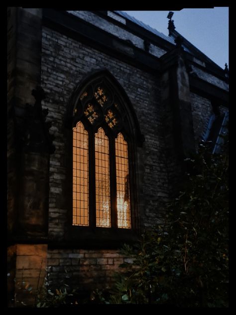 Okno kościoła gotyckiego. Noc. Mroczne zdjęcie. Jesień. Londyn. Gothic. Autumn. Dark aesthetic Gothic Autumn Aesthetic, Gothic Autumn, Autumn Dark, Gothic Church, Dark Autumn, Dark Gothic, Hozier, Gothic Architecture, Autumn Aesthetic