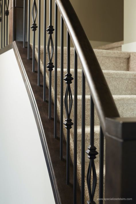 Staircase Traditional, Wooden Staircase Railing, Iron Staircase Railing, درابزين السلم, Custom Staircase, Custom Stairs, Baddie Bedroom, Balustrade Design, Indoor Railing