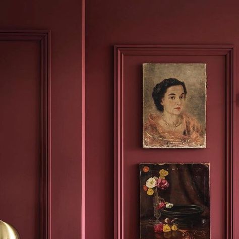 Mirko  Gentile on Instagram: "Deep hues of plum, beetroot and burgundy paired with opulent metallics add warmth to a space during the colder months whilst black accents help to balance out the vibrancy, adding a touch of modernity and drama.  @andrew.tannerdesign @habitatuk   . . .  #homeinterior #homestyle #interior #interior123 #interior4all #interiorandhome #interiordecor #interiordecorating #interiordesigners #interiordesignideas #homedecor #homeinspiration #homeinteriors #interiordesigninspiration #interiordesigns #interiorideas #interiorinspiration #interiorinspo #interiorstyle ⁣#homedecorlove #homedetail #interiorinspiration #interiorstyling #akindofhome #livingroom #livingroomdecor #livingroominspo" Muted Jewel Tone Living Room, Plum Hallway, Maroon Office Walls, Burgundy Toilet Room, Fully Painted Room, Berry Tones, Burgundy Rooms, Burgundy Entryway, Plum Interiors