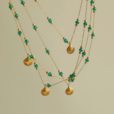 18k gold plated necklace / seashell necklace / boho baddie / summer aesthetic 2023 / summer outfits 2023 / dainty jewelry / necklace with green detailing / #afflink Seashell Pendants, Personal Jewelry, 18k Gold Chain, Emerald Bead, Seashell Necklace, Jewelry Aesthetic, Shell Necklace, Green Crystal, Crystal Necklace Pendant