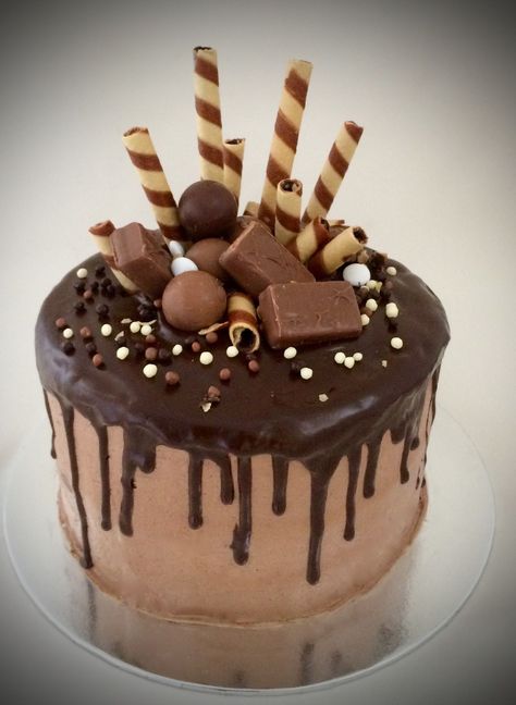 Chocolate Cake With Candy Decorations, Chocolate Nuts Cake Decoration, Chocolate Candy Birthday Cake Ideas, 1 Kg Chocolate Cake Design, Chocolate Cake Simple Decoration, Mini Chocolate Cake Decoration, Simple Drip Cake Ideas, Ice Cake Design, Chocolate Bar Cake Decoration