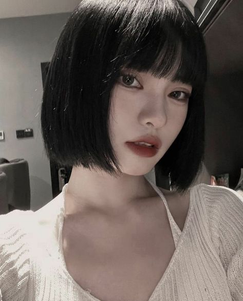 Asian Bob With Bangs, Ulzzang Short Hair, Classic Bob Haircut, Short Black Hair, Hair Color Streaks, Classic Bob, Bob Haircut With Bangs, Shot Hair Styles, Short Black Hairstyles