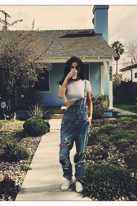 Selena Gomez's Best Instagrams | Teen Vogue Selena Gomez Fashion, Selena Gomez Photoshoot, Selena Gomez Outfits, Selena Gomez Cute, Selena Gomez Pictures, Selena Gomez Style, Selena G, Denim Crop Top, Marie Gomez