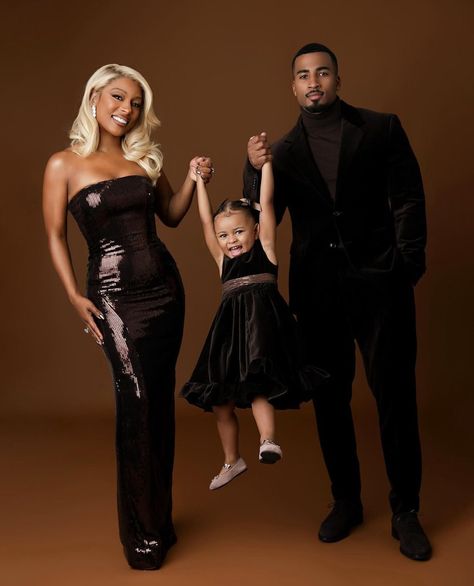 Formal Christmas Pictures Family Black, Black Tie Family Photo Shoot, Black Family Holiday Photos, Mom And Daughter Photo Shoot, Young Black Family Goals, Black Family Christmas Photoshoot, Glam Family Photoshoot, Couples Holiday Photos, Black Family Photoshoot