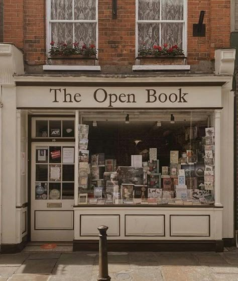 Tiny Bookstore Aesthetic, Books Aesthetic Light Academia, Light Academia Bookstore, Candela Core, Small Book Store, Book Shop Aesthetic, Vintage Book Store, Dream Bookstore, Cute Bookstore